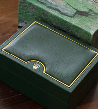 Afbeelding in Gallery-weergave laden, Rolex Oyster Perpetual Date 15238 + Box & Papers (2005)