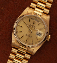 Afbeelding in Gallery-weergave laden, Rolex Day-Date 18038 'Champagne Dial' (1981)