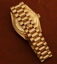 Afbeelding in Gallery-weergave laden, Rolex Day-Date 18038 'Champagne Dial' (1981)