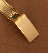 Afbeelding in Gallery-weergave laden, Rolex Oyster Perpetual 6748 'White Buckley Dial / 18K Gold / Riveted Oyster / 31mm' (1978)