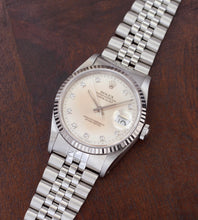 Afbeelding in Gallery-weergave laden, Rolex Datejust 16234 'Silver / Cream Patina Diamond Dial' (1990)