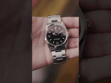 Video laden en afspelen in Gallery-weergave, Rolex Explorer 114270 + Papers & RSC (2002)