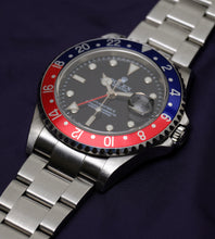 Afbeelding in Gallery-weergave laden, Rolex GMT Master II 16710 Pepsi 2006 (Full Set)