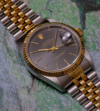 Afbeelding in Gallery-weergave laden, Rolex Datejust 16233 Black Tapestry Dial 1996 (Box + Papers)