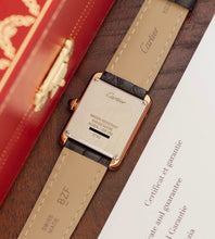 Afbeelding in Gallery-weergave laden, Cartier Tank Solo 'Small' 2743 + Box &amp; Papers (2015)
