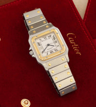 Afbeelding in Gallery-weergave laden, Cartier Santos Carrée 2961 - Cartier Service 2026 + Pouch
