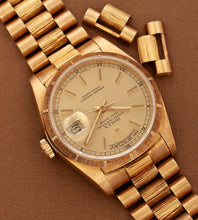Afbeelding in Gallery-weergave laden, Rolex Day-Date 18078 &#39;Bark-finish / Champagne dial&#39; (1984)
