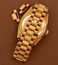 Afbeelding in Gallery-weergave laden, Rolex Day-Date 18078 &#39;Bark-finish / Champagne dial&#39; (1984)
