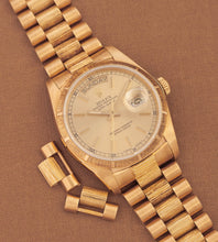 Afbeelding in Gallery-weergave laden, Rolex Day-Date 18078 &#39;Bark-finish / Champagne dial&#39; (1984)
