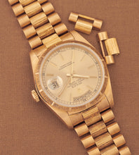 Afbeelding in Gallery-weergave laden, Rolex Day-Date 18078 &#39;Bark-finish / Champagne dial&#39; (1984)
