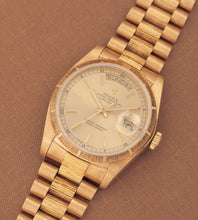 Afbeelding in Gallery-weergave laden, Rolex Day-Date 18078 &#39;Bark-finish / Champagne dial&#39; (1984)
