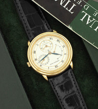 Afbeelding in Gallery-weergave laden, Audemars Piguet Dual-Time Power Reserve Ref. 25685BA + Box en Booklet
