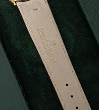Afbeelding in Gallery-weergave laden, Audemars Piguet Dual-Time Power Reserve Ref. 25685BA + Box en Booklet
