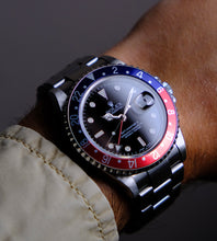 Afbeelding in Gallery-weergave laden, Rolex GMT Master II 16710 Pepsi 2006 (Full Set)
