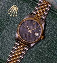 Afbeelding in Gallery-weergave laden, Rolex Datejust 16233 Black Tapestry Dial 1996 (Box + Papers)
