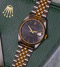 Afbeelding in Gallery-weergave laden, Rolex Datejust 16233 Black Tapestry Dial 1996 (Box + Papers)
