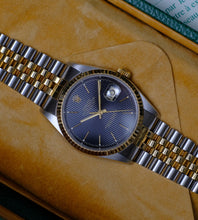 Afbeelding in Gallery-weergave laden, Rolex Datejust 16233 Black Tapestry Dial 1996 (Box + Papers)
