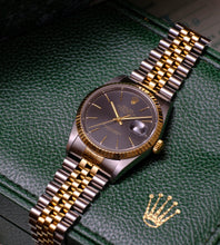 Afbeelding in Gallery-weergave laden, Rolex Datejust 16233 Black Tapestry Dial 1996 (Box + Papers)
