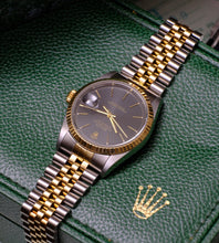 Afbeelding in Gallery-weergave laden, Rolex Datejust 16233 Black Tapestry Dial 1996 (Box + Papers)
