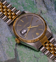 Afbeelding in Gallery-weergave laden, Rolex Datejust 16233 Black Tapestry Dial 1996 (Box + Papers)
