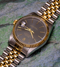Afbeelding in Gallery-weergave laden, Rolex Datejust 16233 Black Tapestry Dial 1996 (Box + Papers)
