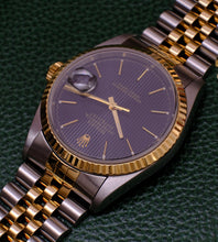 Afbeelding in Gallery-weergave laden, Rolex Datejust 16233 Black Tapestry Dial 1996 (Box + Papers)
