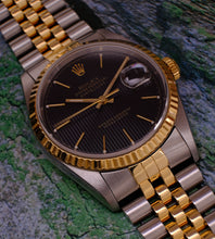 Afbeelding in Gallery-weergave laden, Rolex Datejust 16233 Black Tapestry Dial 1996 (Box + Papers)
