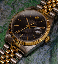 Afbeelding in Gallery-weergave laden, Rolex Datejust 16233 Black Tapestry Dial 1996 (Box + Papers)
